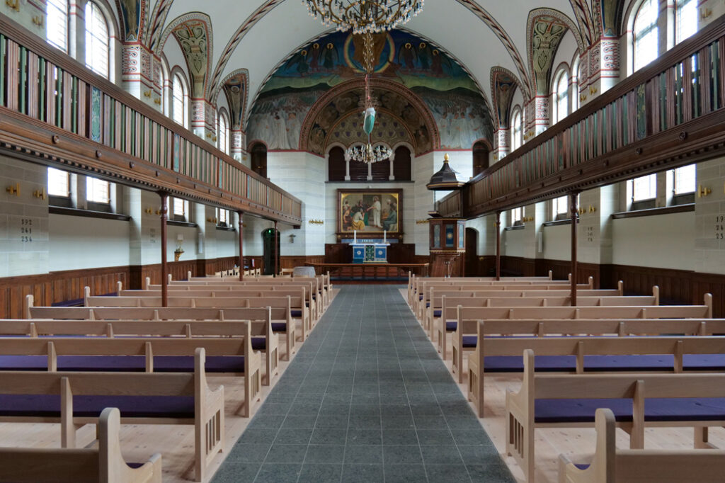 The new church pews are made of solid oak (Quercus robyr) from FSC certified production i Slavonia in Croatia. They are manufactured by S. Guldfeldt Nielsen A/S. Upholstery is wool textile by KVADRAT. Photo JW 2023