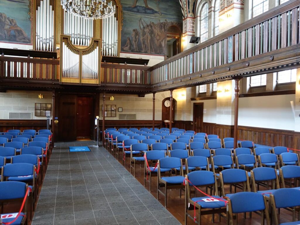 In 1974, rows of upholstered chairs (manufactured at Vamdrup Stolefabrik) replaced the original church pews.