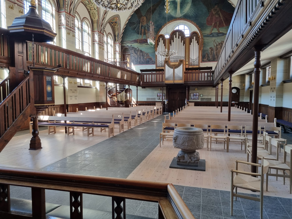 The 3.5 meters long new benches, places in the church interior. Photo JW 2023